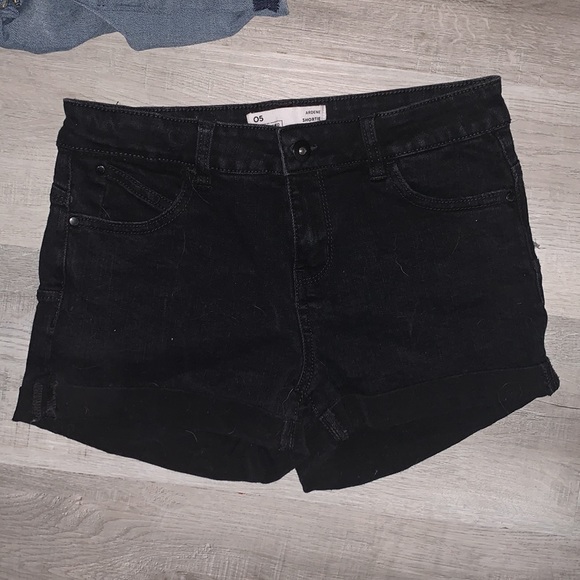 Three Pairs of Ardene Shorts (Size 5) - Picture 3 of 8